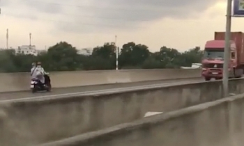 Hai 'nữ ninja' phóng xe máy ngược chiều trên đường cao tốc