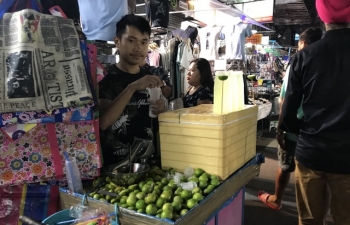Bỏ túi vài chục triệu đồng/tháng nhờ bán chanh muối ở chợ đêm Thái Lan