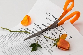 Vợ đòi ly dị vì chồng quá… lãng mạn