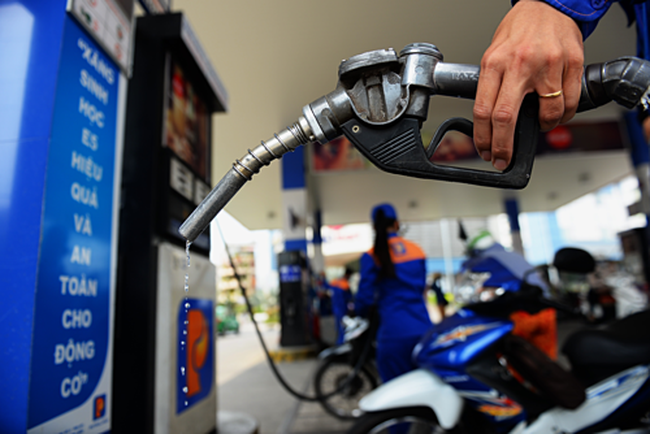 Giá xăng tăng nhẹ, giá dầu giảm mạnh