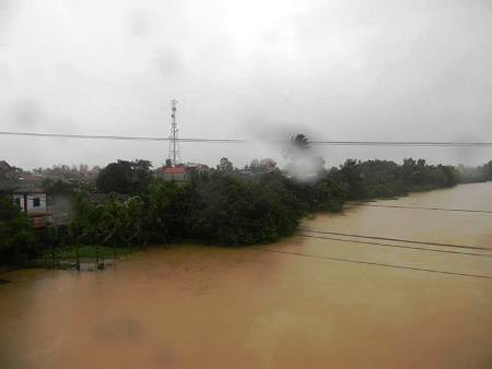 Mưa lớn khiến nước sông Kiến Giang dâng cao, vượt trên mức BĐ 2
