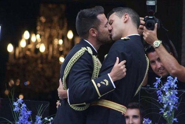 2 nam cảnh sát Tây Ban Nha hạnh phúc trong ngày cưới