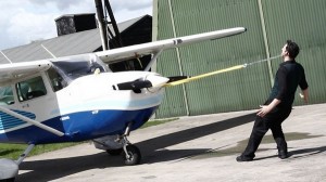 Kéo máy bay bằng tai, lập kỷ lục Guinness lần thứ 8