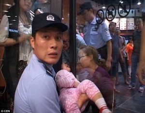 Bé gái Trung Quốc 2 tuổi kẹt đầu giữa 2 cửa kính