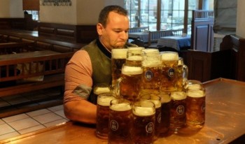 Bê 27 cốc bia cùng lúc, lập kỷ lục thế giới