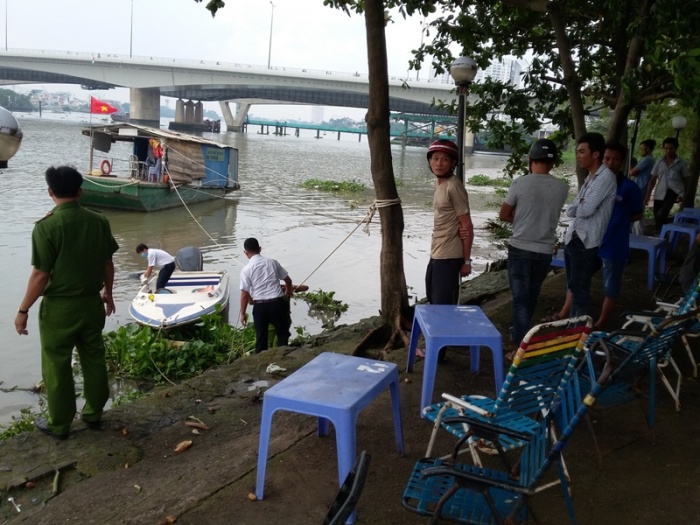 Thi thể nam thanh niên đeo balo đầy đá trôi trên sông Sài Gòn