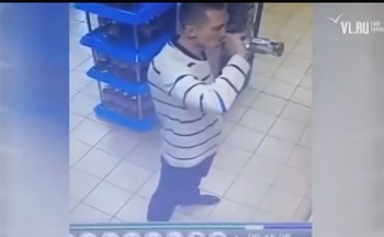 "Ma men" ngửa cổ tu trộm rượu trong siêu thị