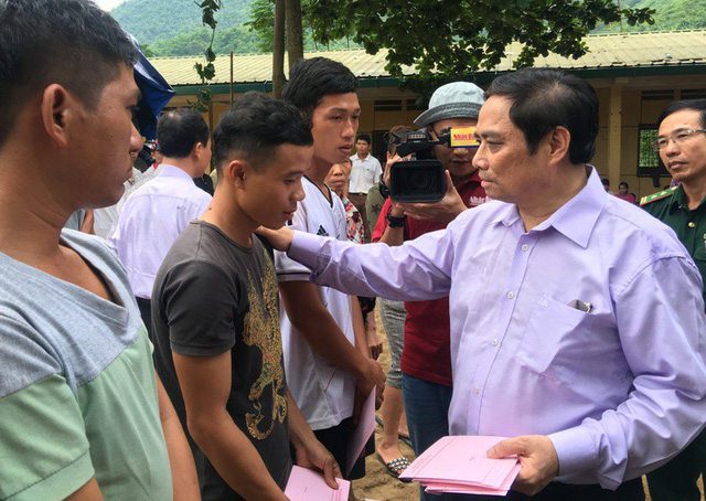 truong ban to chuc trung uong loi bun vao voi ba con vung lu muong lat