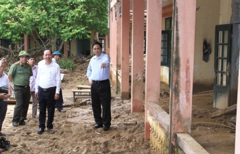 Trưởng Ban Tổ chức Trung ương Phạm Minh Chính: Nhanh chóng xây dựng lại trường bị sập do mưa lũ