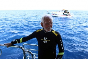 Cụ ông lập kỷ lục thợ lặn lớn tuổi nhất thế giới