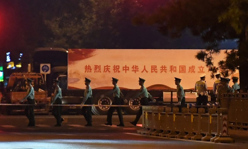 Cảnh sát phong tỏa trung tâm Bắc Kinh
