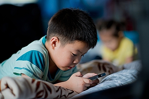 Những đứa trẻ bị cha mẹ "khoán trắng" cho smartphone