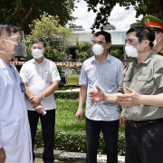 Thủ tướng Phạm Minh Chính chỉ đạo quan tâm hơn nữa đến đội ngũ y, bác sĩ chống dịch