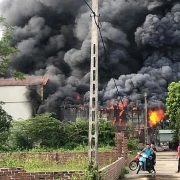 Phó Thủ tướng chỉ đạo khắc phục hậu quả vụ cháy xưởng chăn, ga, gối, đệm tại Thanh Oai