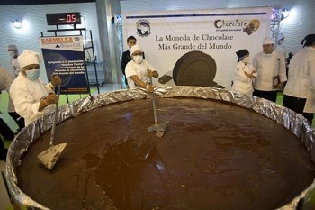 Đồng xu chocolate nặng 1 tấn ở Venezuela