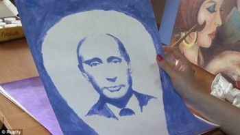 Nữ họa sĩ vẽ chân dung Tổng thống Putin bằng… ngực