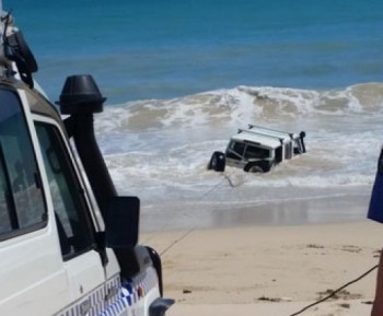 [VIDEO] Bị cảnh sát truy đuổi, tên trộm lao thẳng ôtô xuống biển