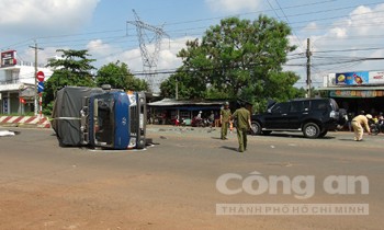 Ôtô tông lật xe tải, 3 người bị thương