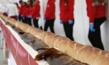 Chiếc bánh mỳ baguette dài nhất thế giới