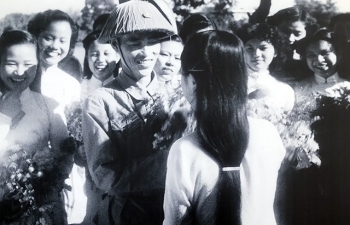 Nữ sinh thướt tha áo dài đón đoàn quân tiếp quản Thủ đô ngày 10/10/1954
