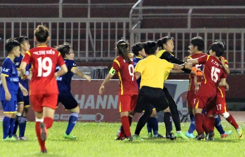 Bốn cầu thủ nữ TP HCM bị cấm thi đấu vì màn ẩu đả