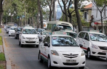 Uber rút lui, kiện Grab ra tòa: “Ông trùm” taxi truyền thống đang “hồi sinh”?