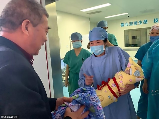Người phụ nữ Trung Quốc sinh con ở tuổi 67