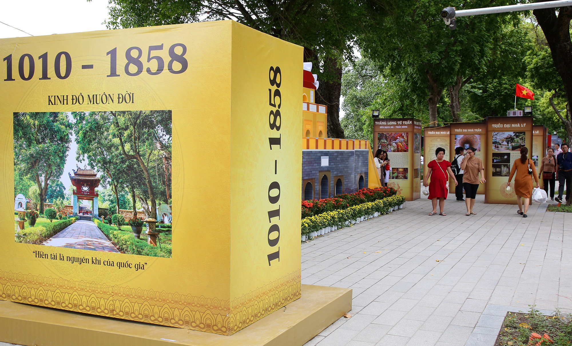 Hà Nội trang trí đường phố kỉ niệm 1010 năm Thăng Long - Hà Nội - 6
