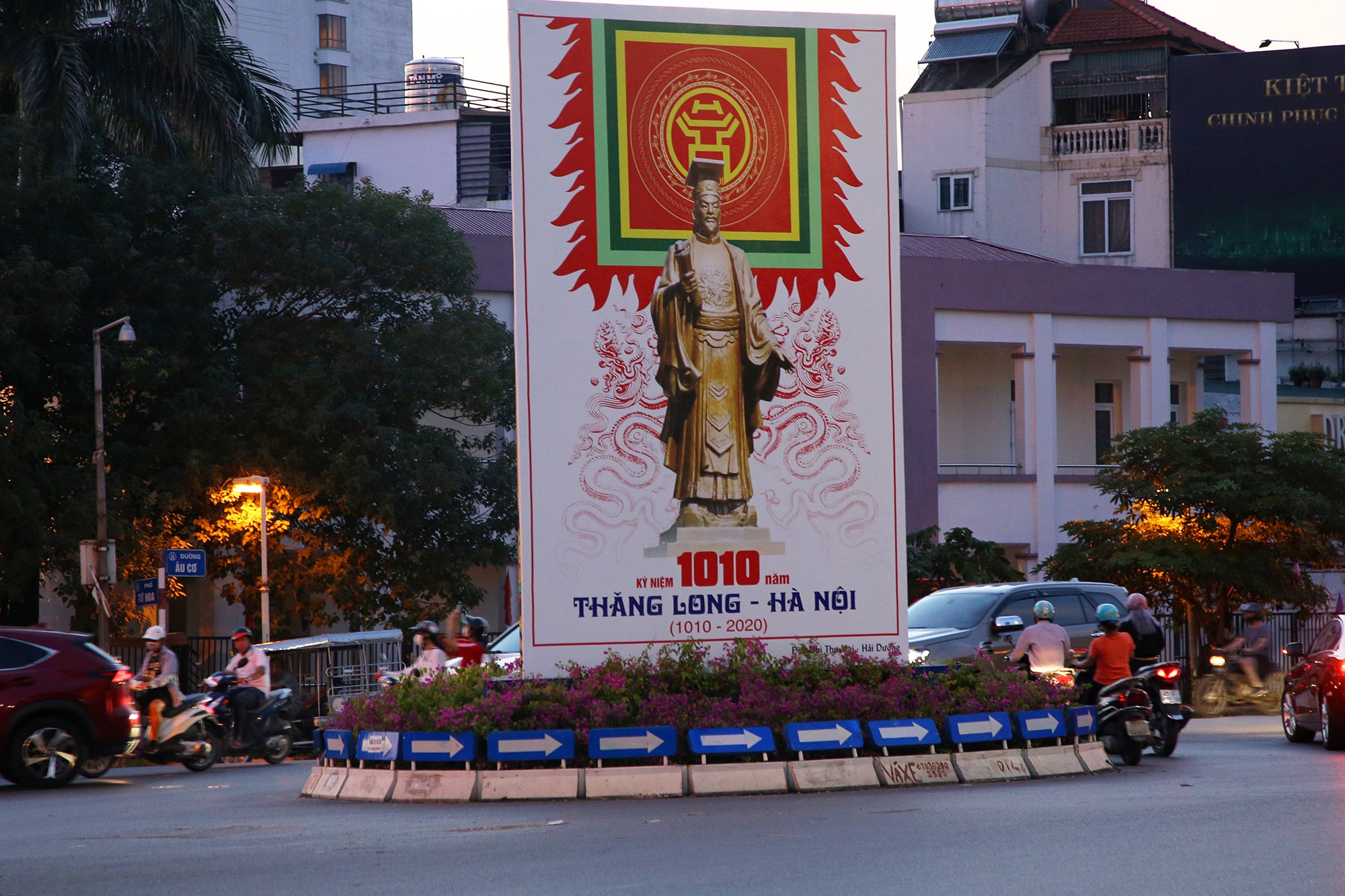 Hà Nội trang trí đường phố kỉ niệm 1010 năm Thăng Long - Hà Nội - 11