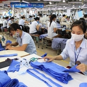Tin tức kinh tế ngày 15/10: Nhiều công ty dệt may kín đơn hàng