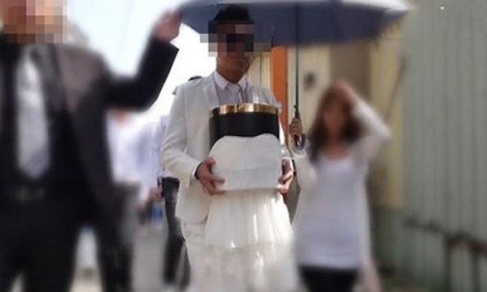 Chàng trai làm lễ cưới với tro cốt bạn gái