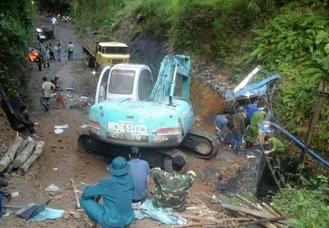 200 nguoi dang chay dua cuu ho vu sap ham lo o hoa binh