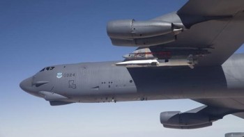 B-52 Mỹ áp sát bãi Cỏ Mây, đá Vành Khăn, Trường Sa trong 12 hải lý