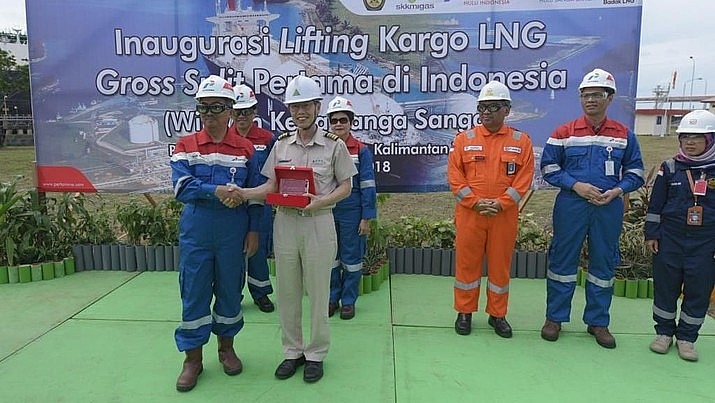 pertamina van chuyen chuyen hang lng dau tien tu lo sanga sanga