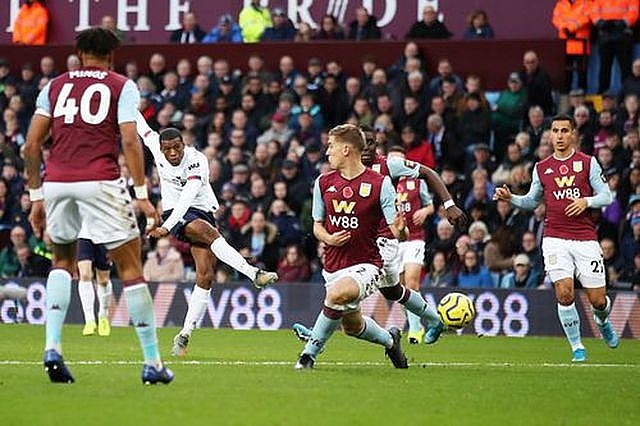 aston villa 1 2 liverpool cu loi nguoc dong bat ngo