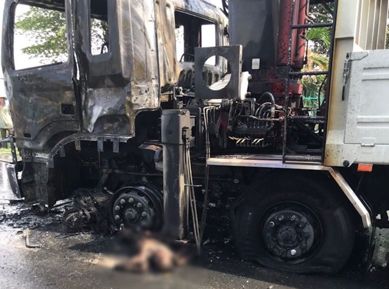 Người đàn ông chết cháy sau khi va chạm với xe tải
