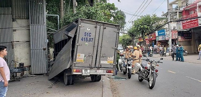 tin tuc antt ngay 1811 trom xe tai bo chay roi lao vao quan ca phe