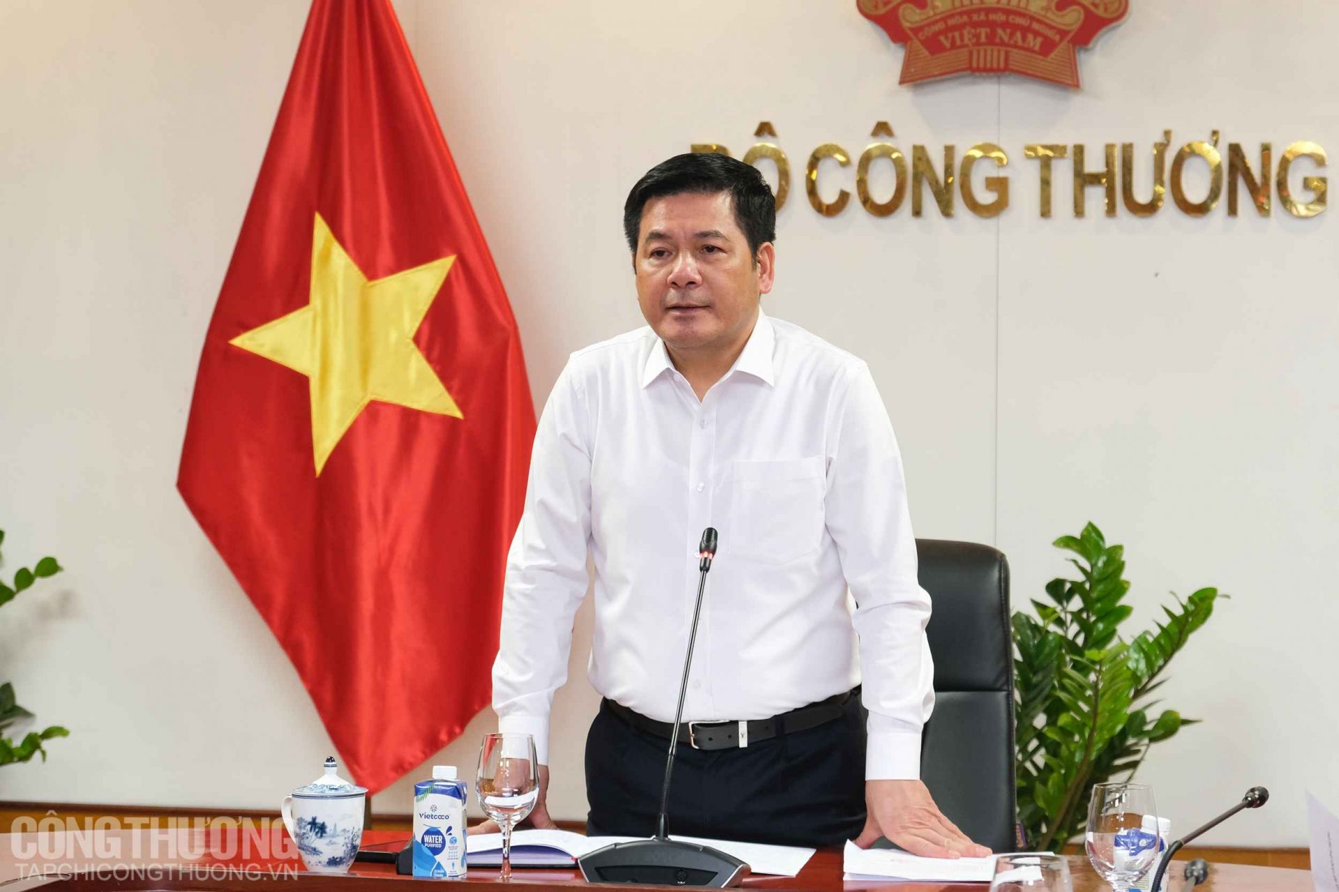 Bộ trưởng Nguyễn Hồng Diên đề nghị các doanh nghiệp nhà nước khẩn trương xem xét để xuất dự trữ thương mại, bổ sung nguồn cung xăng dầu cho hệ thống của mình và 'ứng cứu' cho một số địa bàn đang thiếu hụt cục bộ