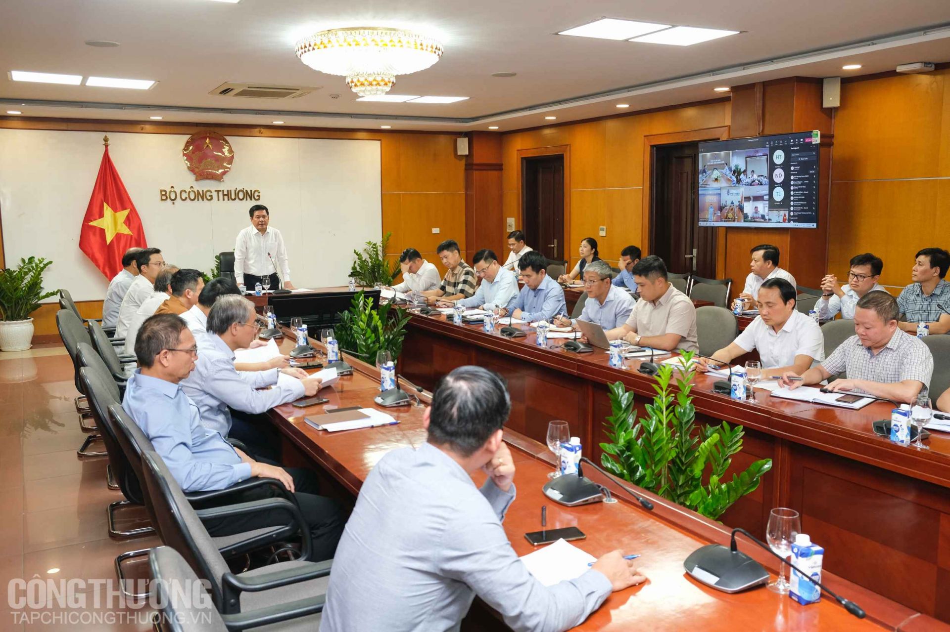 Bộ trưởng Bộ Công Thương Nguyễn Hồng Diên chủ trì buổi làm việc với các doanh nghiệp nhà nước hoạt động trong lĩnh vực sản xuất, kinh doanh xăng dầu