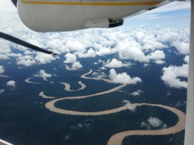 Những dòng sông dưới cánh bay