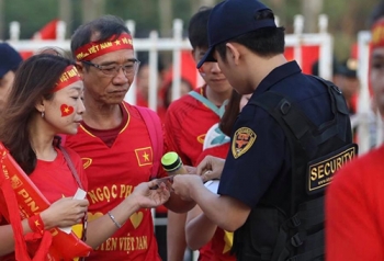 Nhóm bảo vệ đưa người trốn vé vào xem trận Việt Nam - Philippines