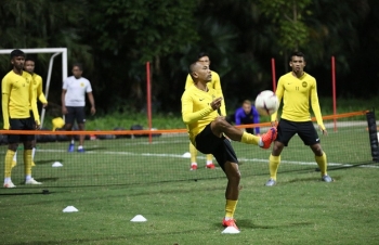 Đội tuyển Malaysia không mặc áo khoác, làm quen với cái lạnh tại Hà Nội