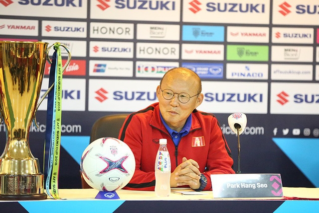 HLV Park Hang Seo liên tục "liếc" cúp vô địch AFF Cup