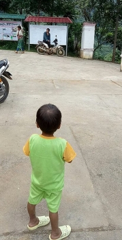 Bé trai 6 tuổi ngủ co ro ngoài đường: Mẹ đẻ từ chối nuôi con vì nghèo?