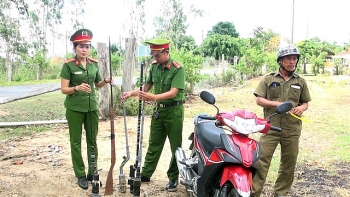 Công an huyện Sông Hinh tiếp nhận 500 khẩu súng do người dân giao nộp