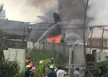 Cháy xưởng chứa vải vụn, cả khu dân cư náo loạn