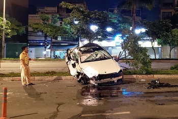 Xe Mercedes nát bươm sau tai nạn, tài xế thoát chết đầy may mắn