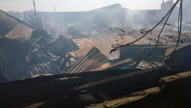 Xưởng gỗ rộng 1.000m2 bốc cháy trong mưa