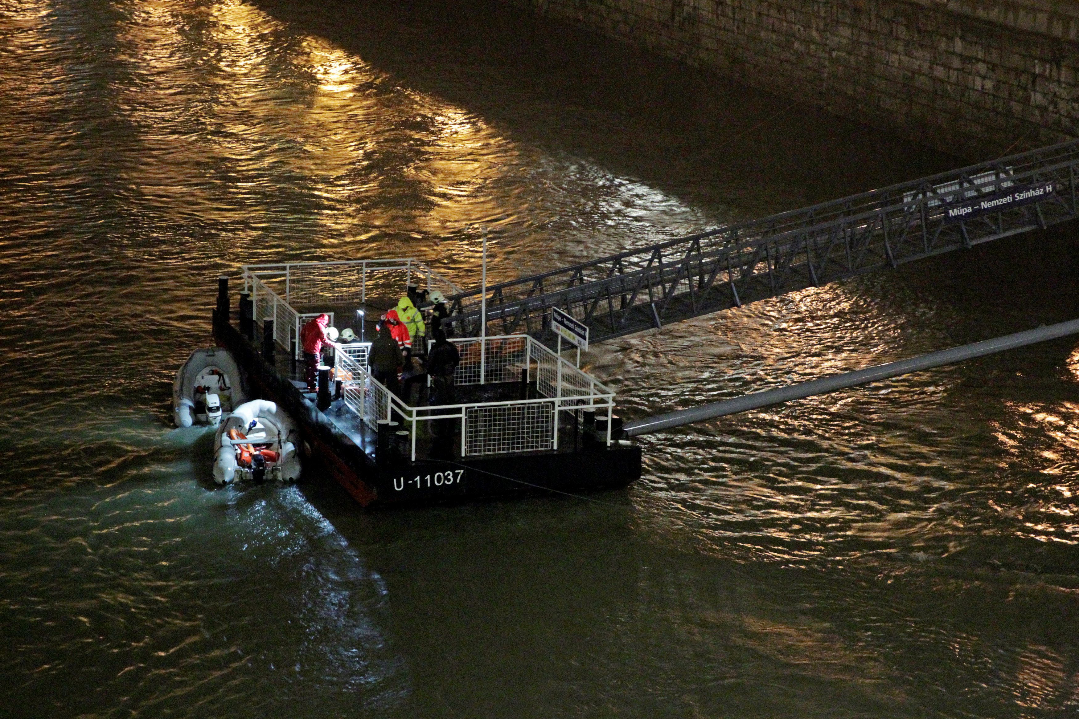 Lật tàu du lịch trên sông Đa-nuýp ở Hungary, 7 người chết, 19 người mất tích