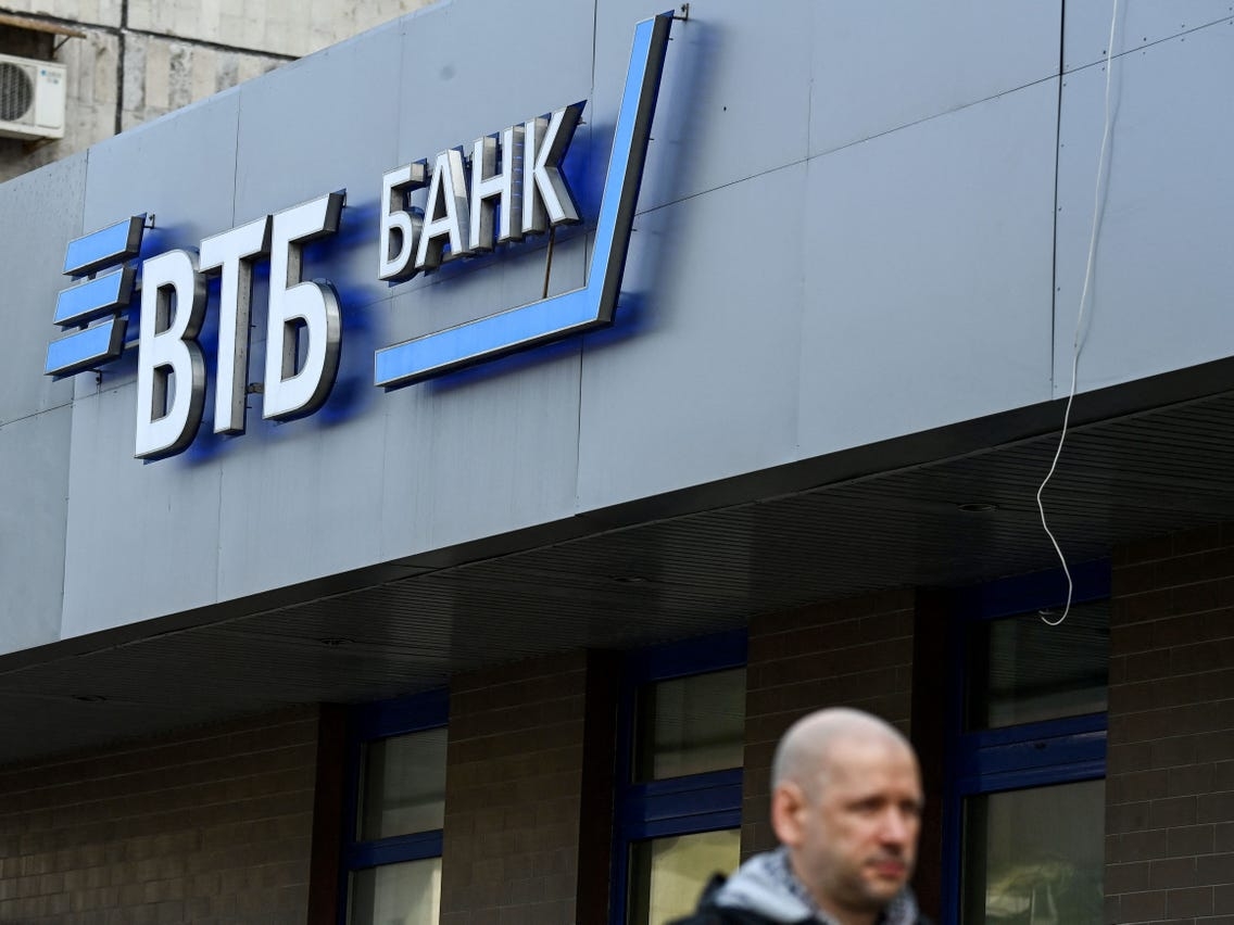 Vì sao một số ngân hàng lớn của Nga bị chặn khỏi hệ thống thanh toán SWIFT?